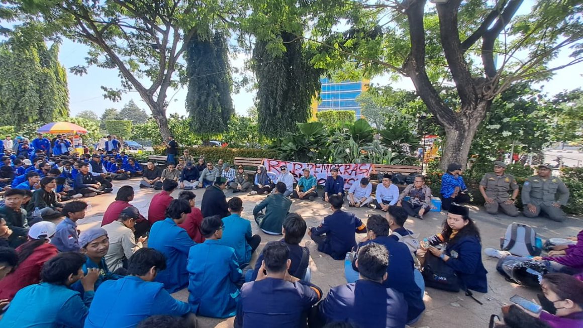 Aksi Solidaritas di Semarang Berjanji Penuhi Tuntutan Massa Aksi.